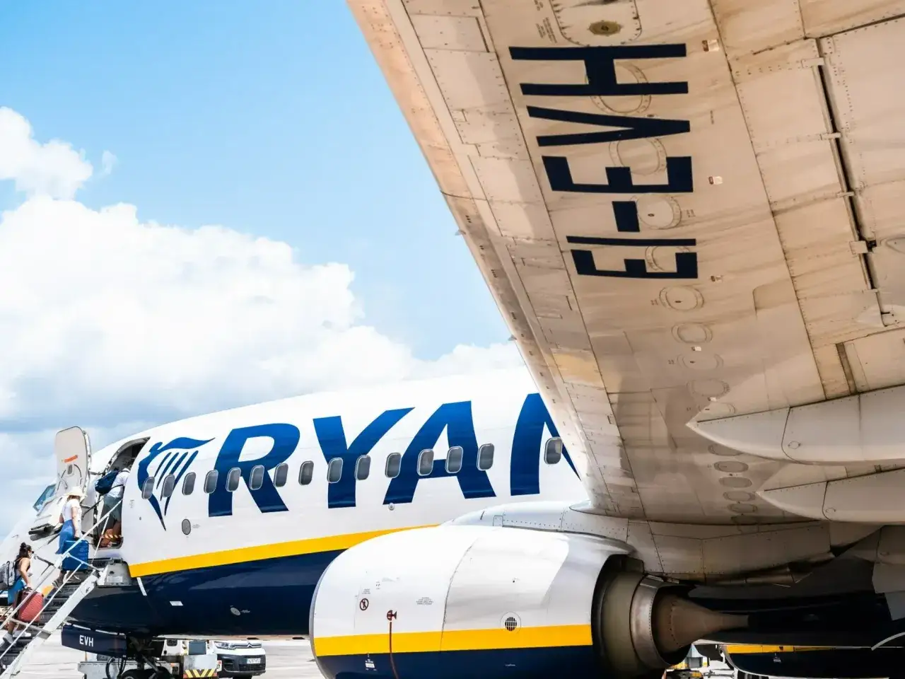 Samolot Ryanair z pasażerami na pokładzie. Linia oferuje tanie loty, bagaż podręczny i dodatkowe usługi.