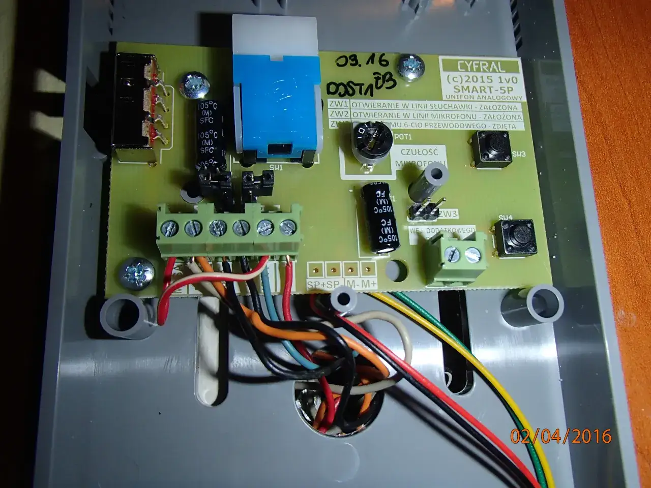 Jak podłączyć unifon dwuprzewodowy? Poradnik krok po kroku