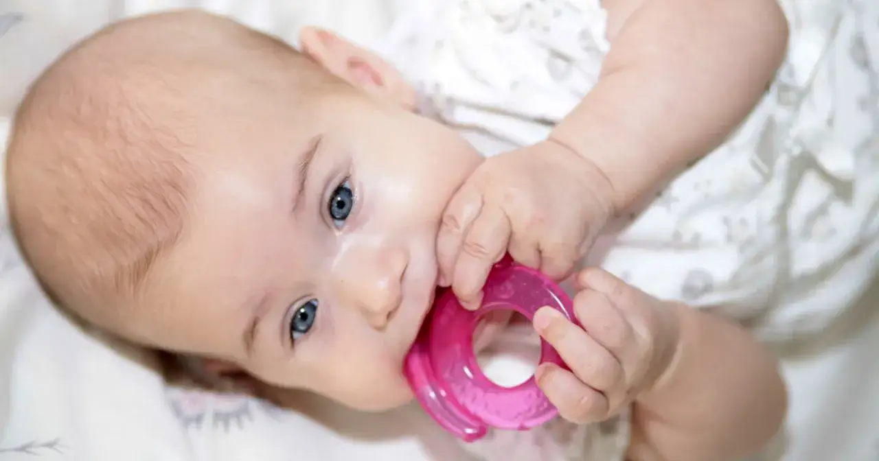 Jak pomóc dziecku przy ząbkowaniu w nocy i złagodzić ból?