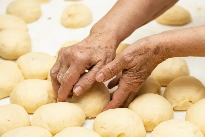 Jaką mąkę na pączki wybrać, aby uniknąć zakalca?