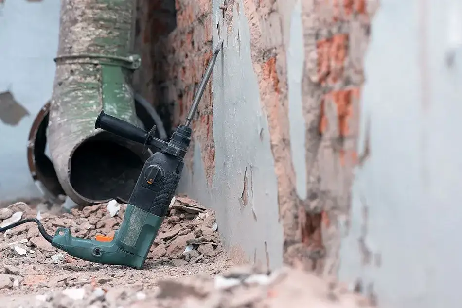 Jak usunąć tynk mozaikowy? Proste metody, które zaoszczędzą czas