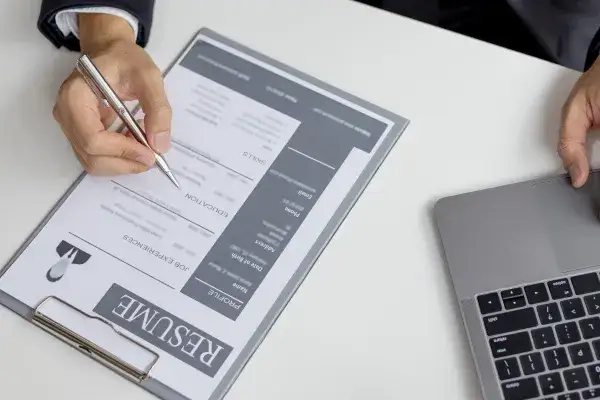 Czy CV może mieć 2 strony? Sprawdź, jak długo powinno być Twoje CV