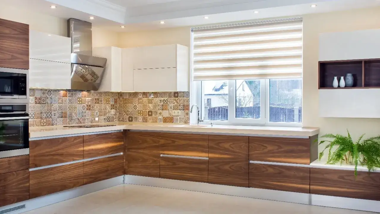 Jakie rolety do kuchni wybrać, aby uniknąć niepraktycznych rozwiązań?