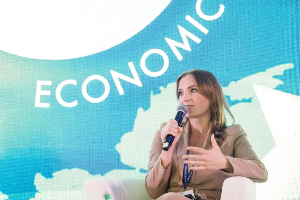 Filmy dla seniorów po 60-tce: przegląd wartościowych polskich produkcji online