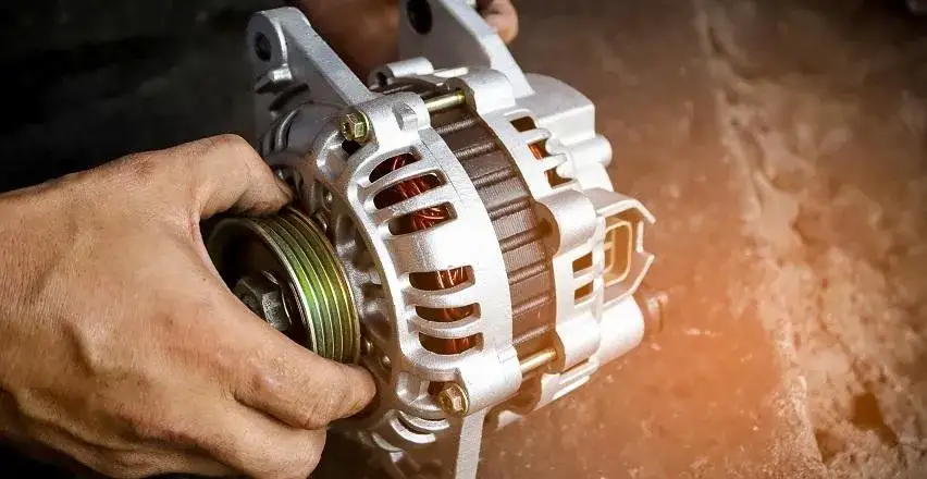 Jak działa alternator w samochodzie i dlaczego jest kluczowy dla układu elektrycznego?