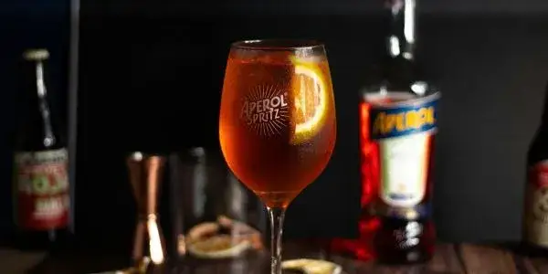Najlepsze drinki z aperolu, które zachwycą Twoich gości na każdej imprezie