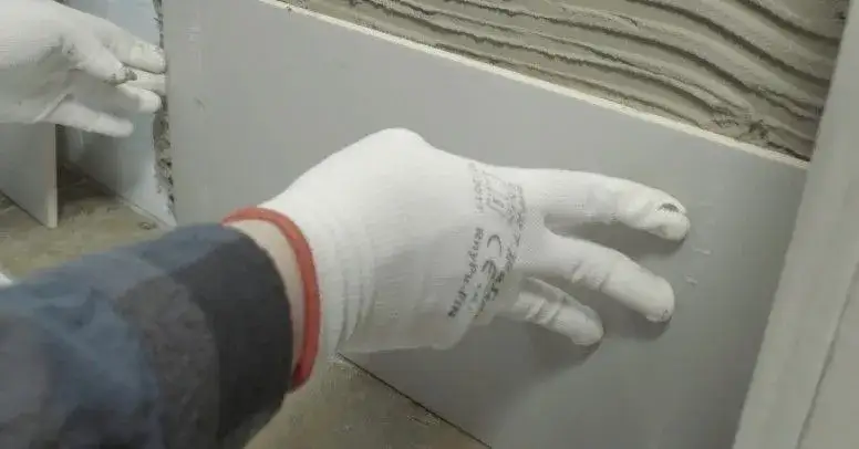 Czy można kłaść kafelki na kafelki? Sprawdź, co musisz wiedzieć