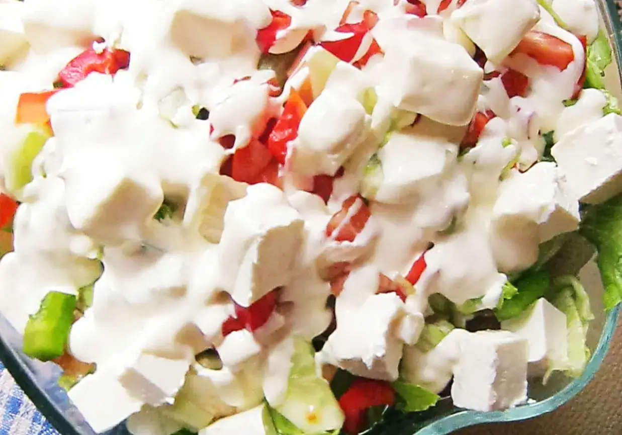 Najlepsze sosy do sałatki z fetą, które zaskoczą Twoje kubki smakowe