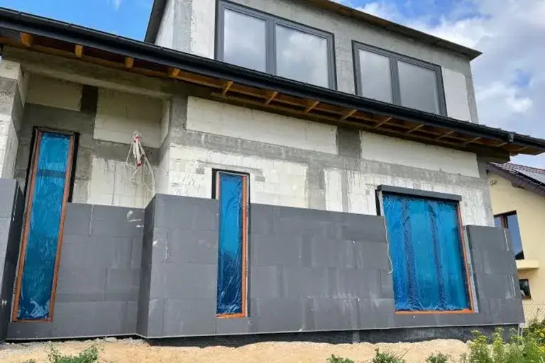 Czy styropian ma zachodzić na okno? Klucz do skutecznej izolacji