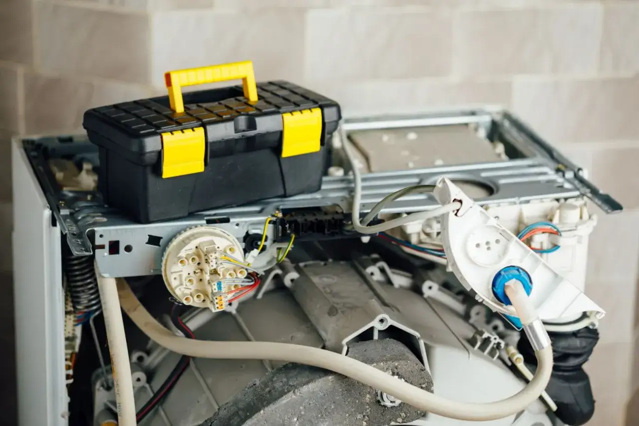 Jak bezpiecznie podłączyć silnik od pralki 5 przewodów: kompleksowa instrukcja