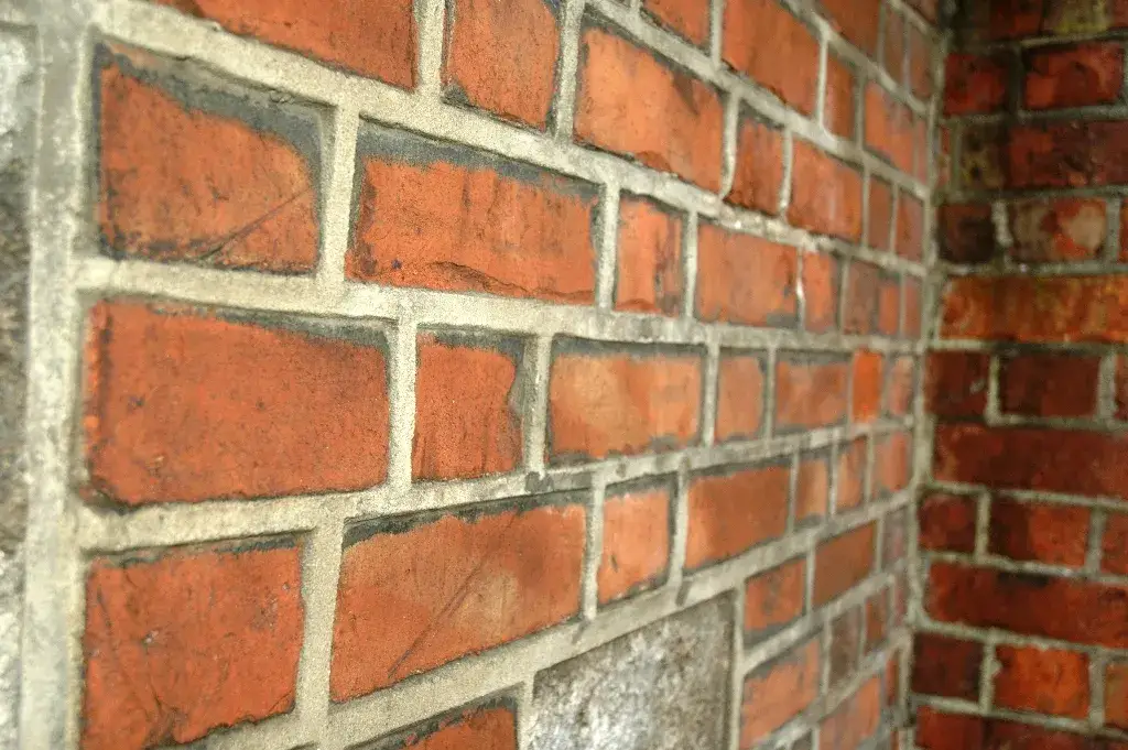 Cegły wystające co druga w murze – jak uniknąć błędów w budowie
