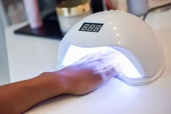 Manicure hybrydowy: lampa LED czy UV - która jest lepsza dla Ciebie?