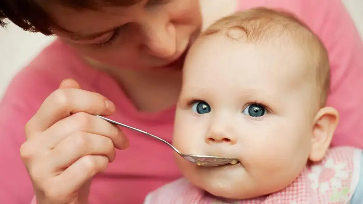 Kiedy podawać chleb niemowlakowi? Bezpieczne wprowadzenie i ważne wskazówki