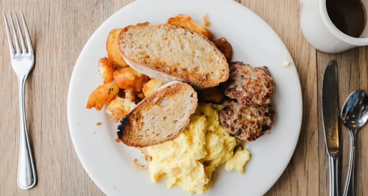 Czy pies może jeść jajecznicę? Bezpieczeństwo, korzyści i zagrożenia dla zdrowia