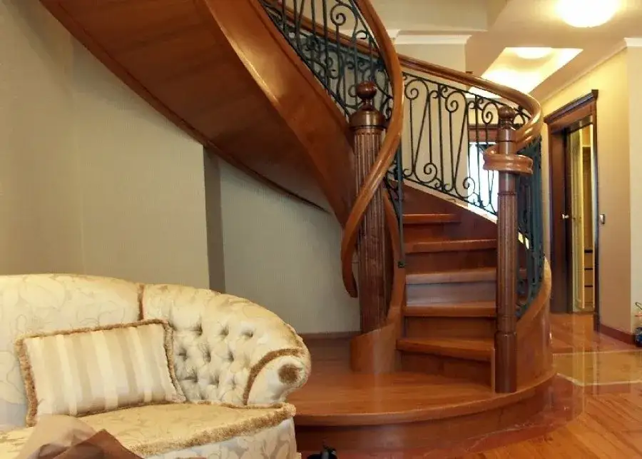 Skrzypiące schody drewniane co zrobić, aby uniknąć kosztownych napraw