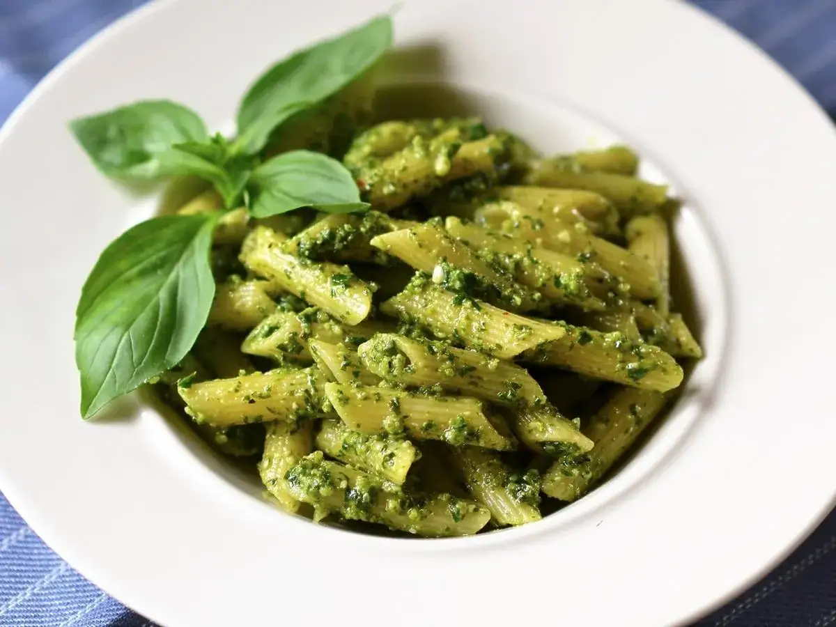 Pesto z bazylii z czym jeść – najlepsze dania i nieoczywiste połączenia
