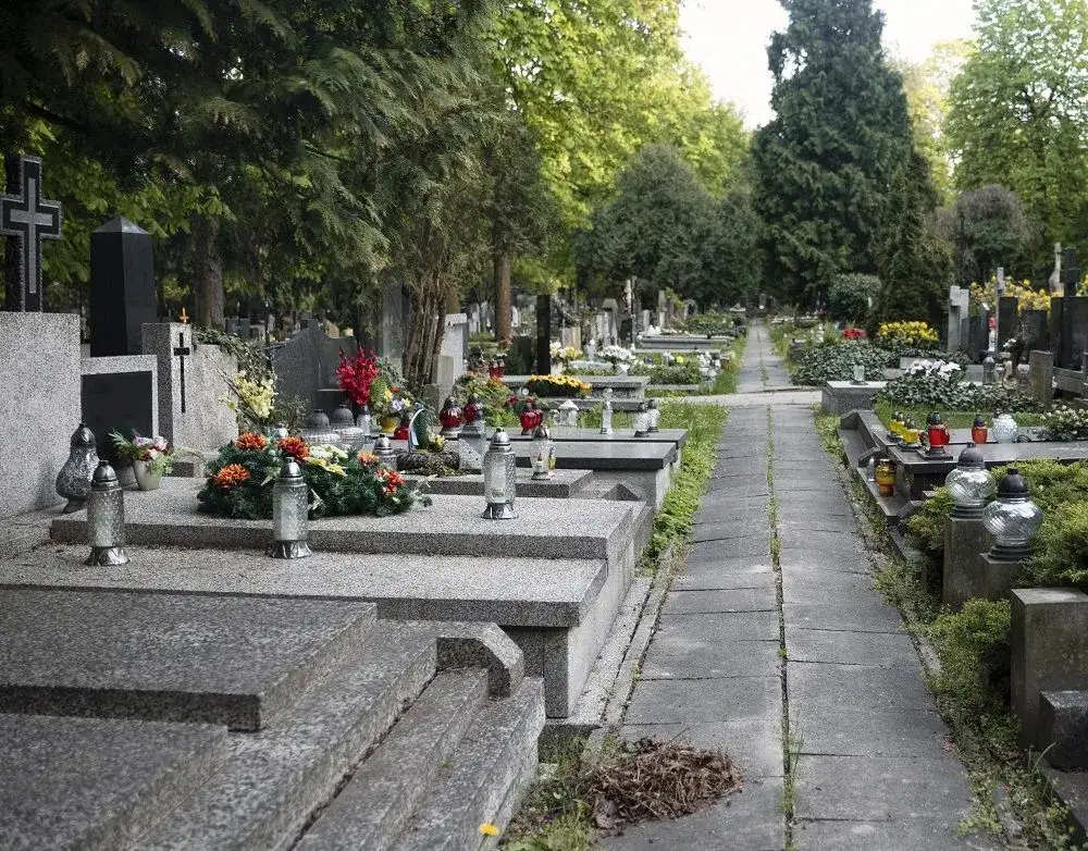 Jakie wkłady do zniczy na lato – wybierz najlepsze na upały