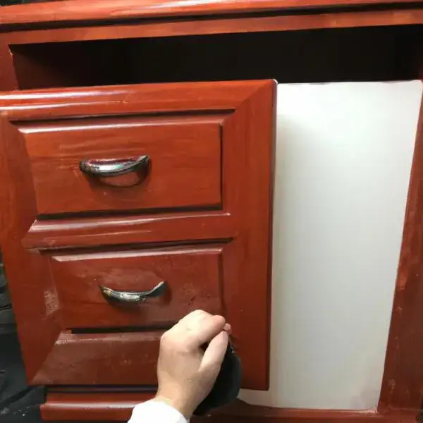 Jak pomalować szafkę z okleiny i uniknąć najczęstszych błędów