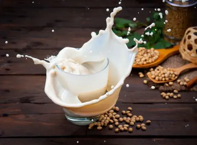 Napój sojowy czy zdrowy? Odkryj korzyści i ryzyka dla zdrowia