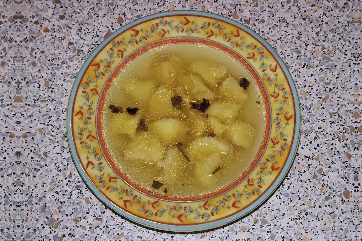 Rosół z ziemniakami – odkryj jego fascynujące pochodzenie i tradycje