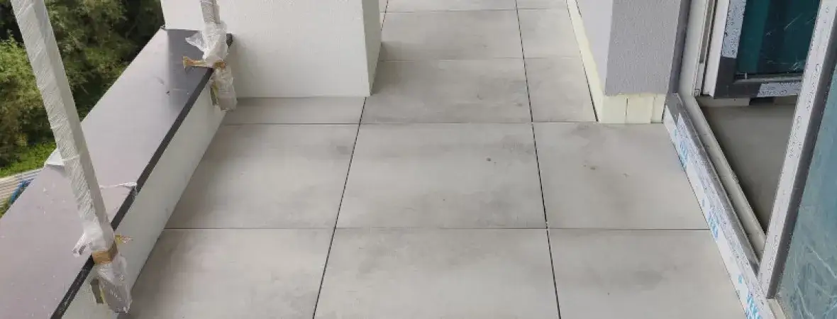 Co lepsze na taras: płytki czy deski? Porównanie, które musisz znać