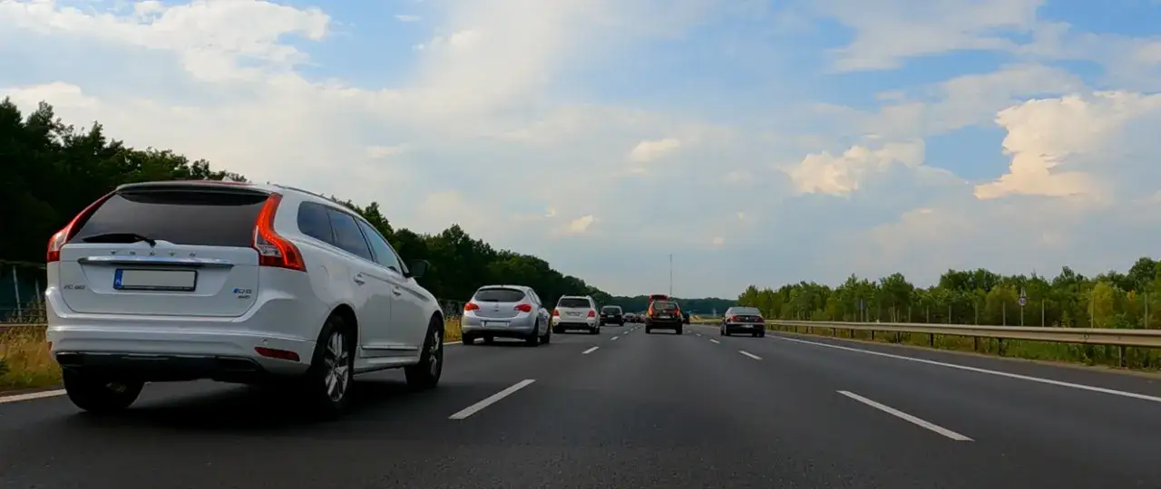 Jaką odległość między samochodami na autostradzie zachować, by uniknąć mandatu?