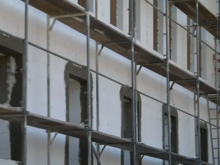 Kołkowanie styropianu na elewacji: Uniknij błędów przy ocieplaniu domu