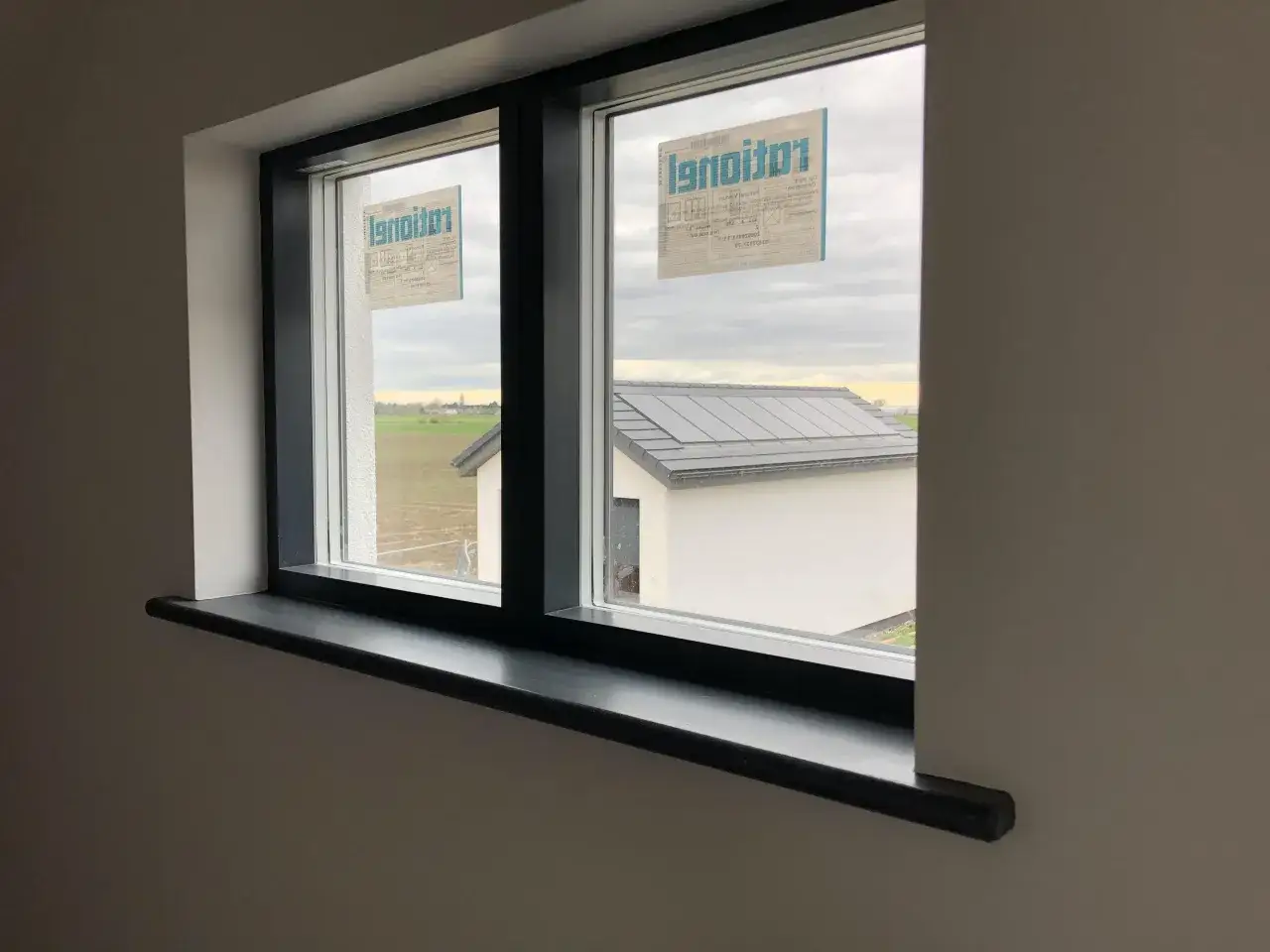 Jakie parapety wewnętrzne do antracytowych okien wybrać, by uniknąć błędów?