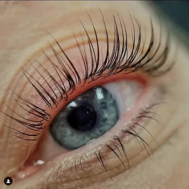 Odkryj zalety odżywczego serum do rzęs