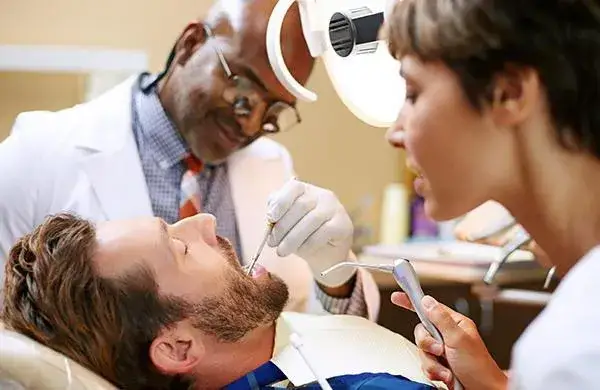 Jak zatruć nerw w zębie? Niebezpieczeństwa i bezpieczne metody leczenia bólu