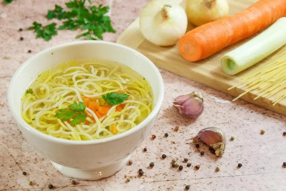 Ile kcal ma miska rosołu? Poznaj prawdziwą wartość kaloryczną zupy domowej