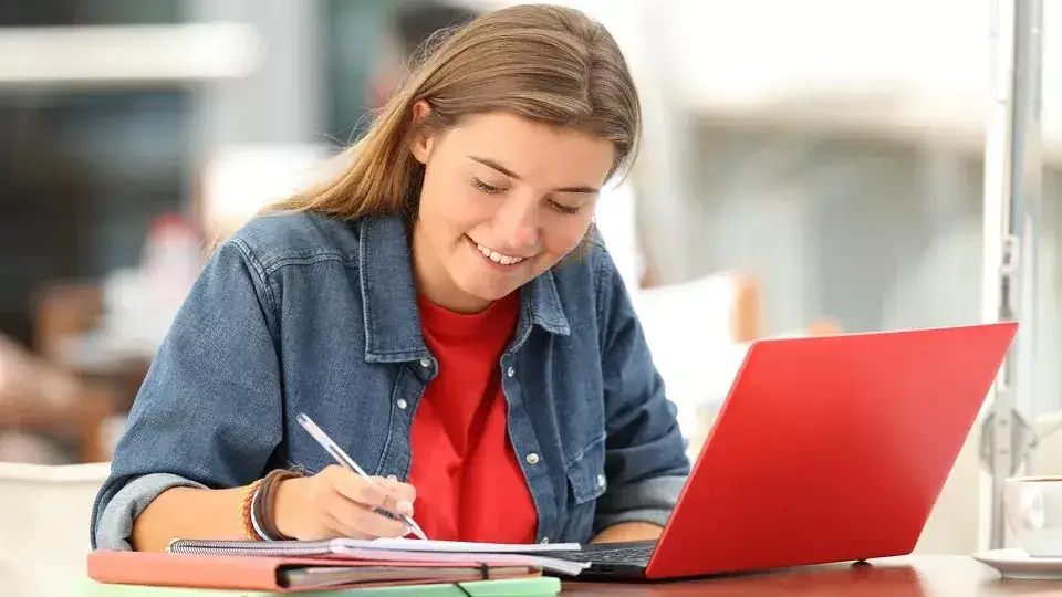 Jak pisać rozprawkę po angielsku: unikaj najczęstszych błędów