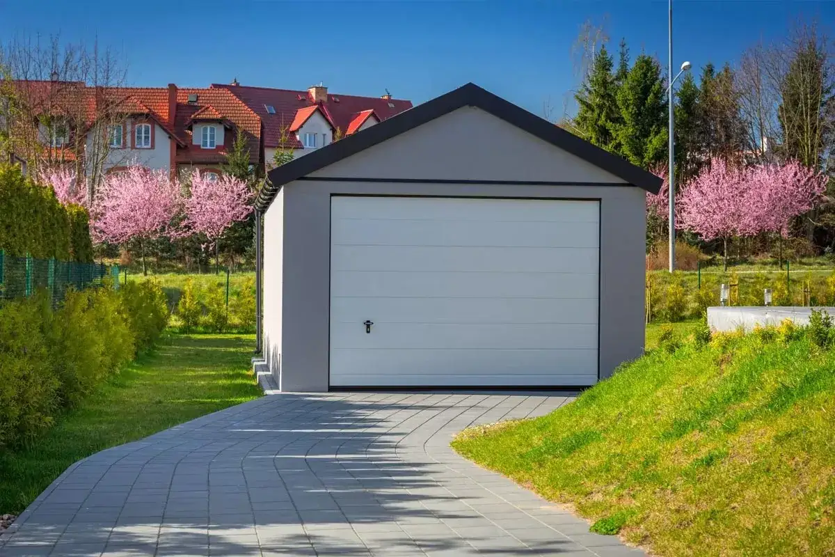 Jak zbudować dach nad garażem z płyt betonowych bez błędów