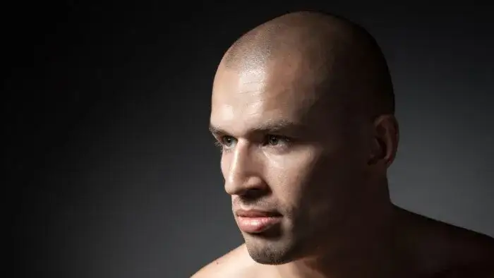 Jak często golić głowę na łyso, by uniknąć podrażnień i problemów?