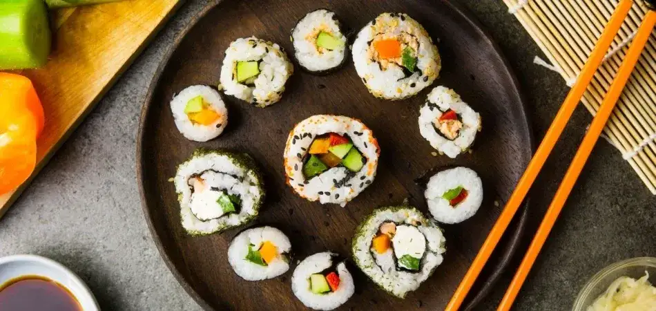 Z czym zrobić sushi wegetariańskie? Oto najlepsze składniki i pomysły