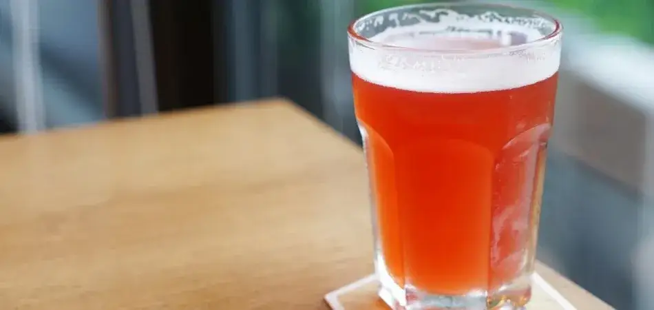 Jak zrobić grzane piwo z miodem – prosty przepis na wyjątkowy napój