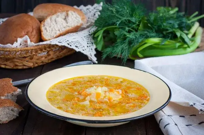 Jak zrobić zupę zacierkową - prosty przepis, który zachwyci smakiem
