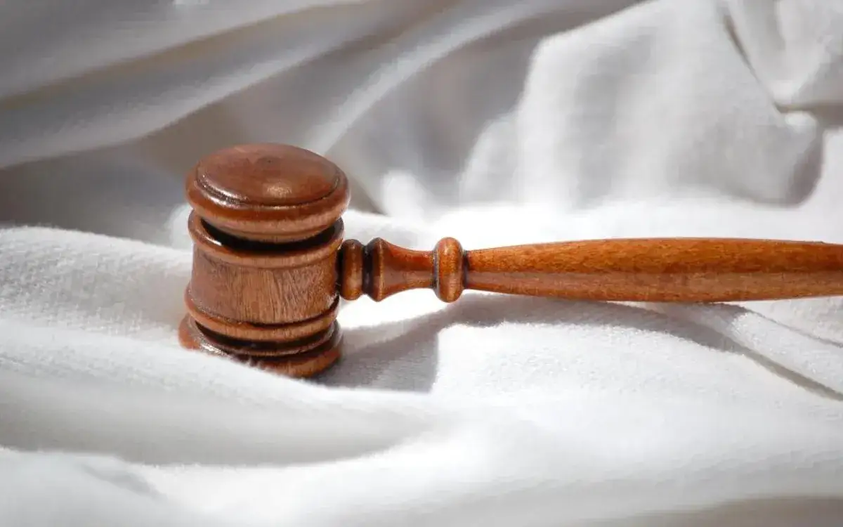 Co oznacza odroczenie ogłoszenia wyroku i jakie ma konsekwencje?