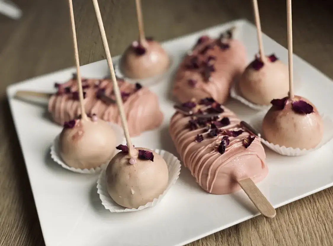 Pyszne ciastka na patyku jak lody - łatwy przepis i dekoracje