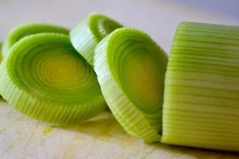 Czy pora do sałatki należy sparzyć? Oto co musisz wiedzieć