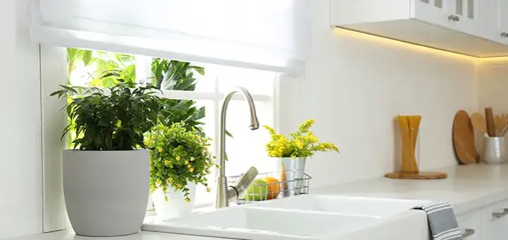 Jak ubrać okno w kuchni - stylowe i funkcjonalne rozwiązania, które zachwycą