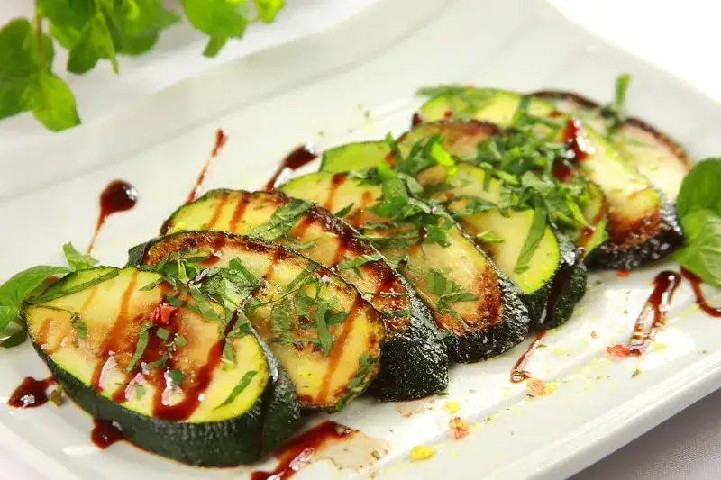 Pyszne przepisy na dania z cukinii i kalafiora: 5 inspiracji