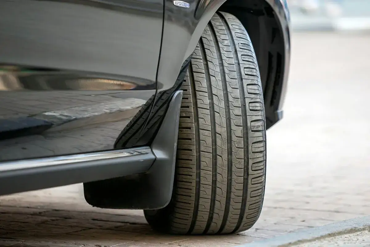 Jaki bieżnik ma nowa opona i dlaczego jest to ważne dla bezpieczeństwa?