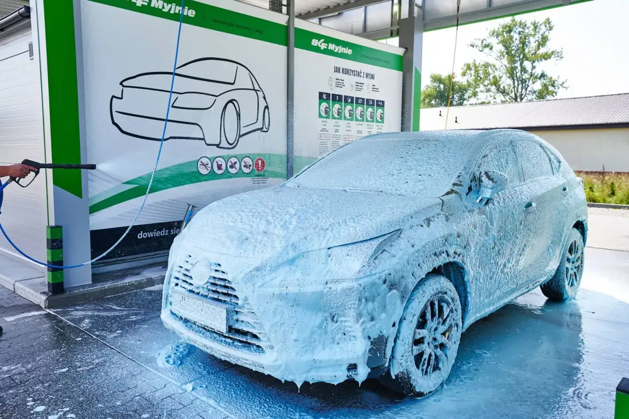 Ile można zarobić na myjni bezdotykowej? Fakty, które zaskakują