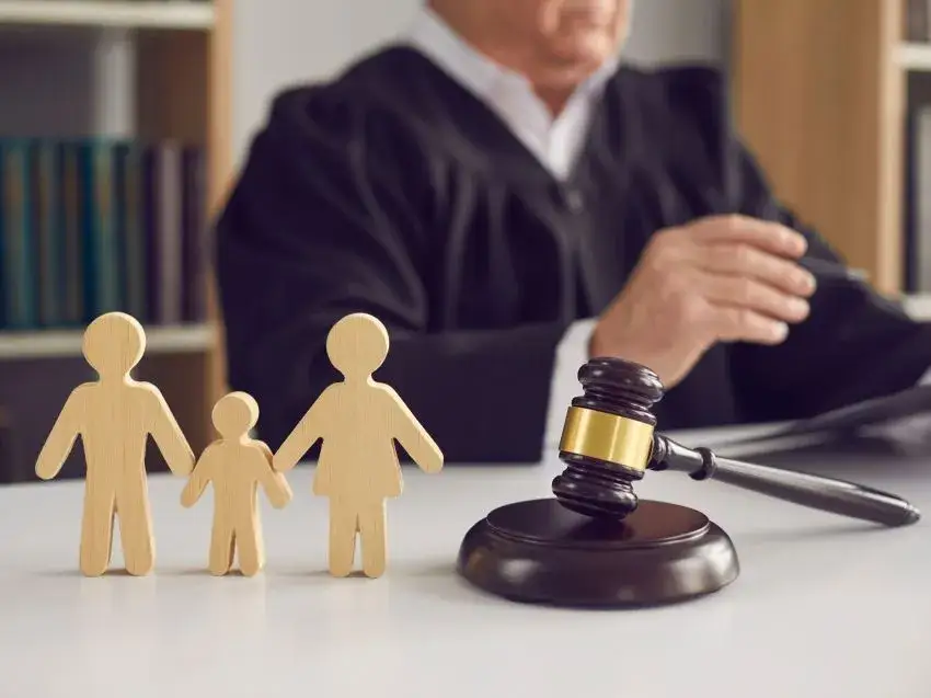 Jakie pytania zadaje sąd na sprawie o pozbawienie władzy rodzicielskiej? Dowiedz się, co może cię czekać