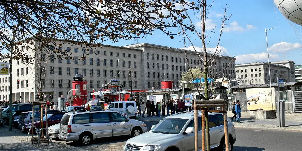 Gdzie był bunkier Hitlera w Berlinie? Odkryj jego mroczną historię