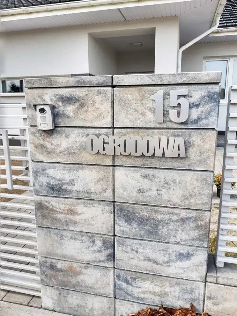 Jak trwale przykleić numer domu do elewacji bez wpadek i uszkodzeń