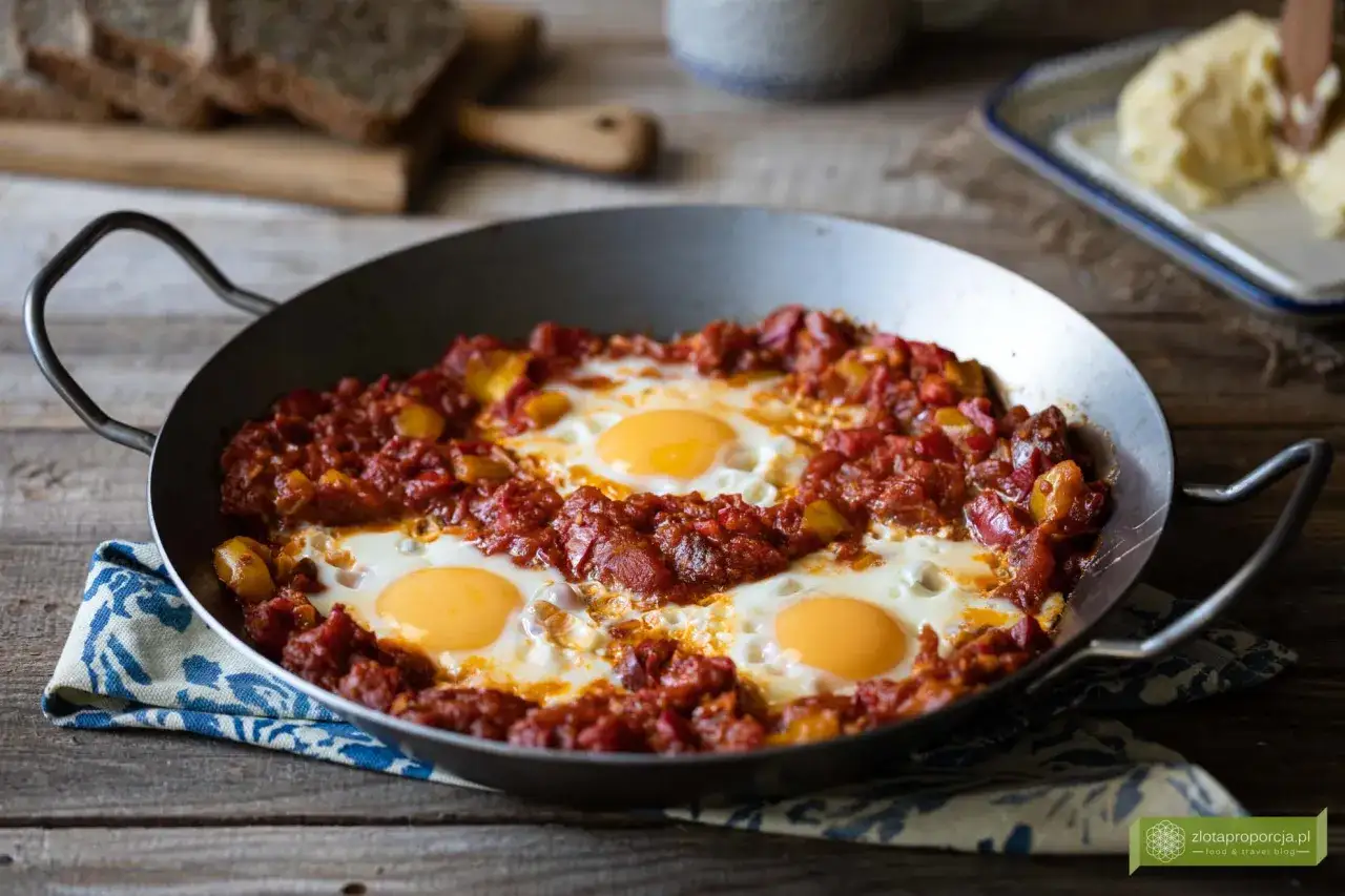 Szakszuka skąd pochodzi? Odkryj sporne korzenie tego dania