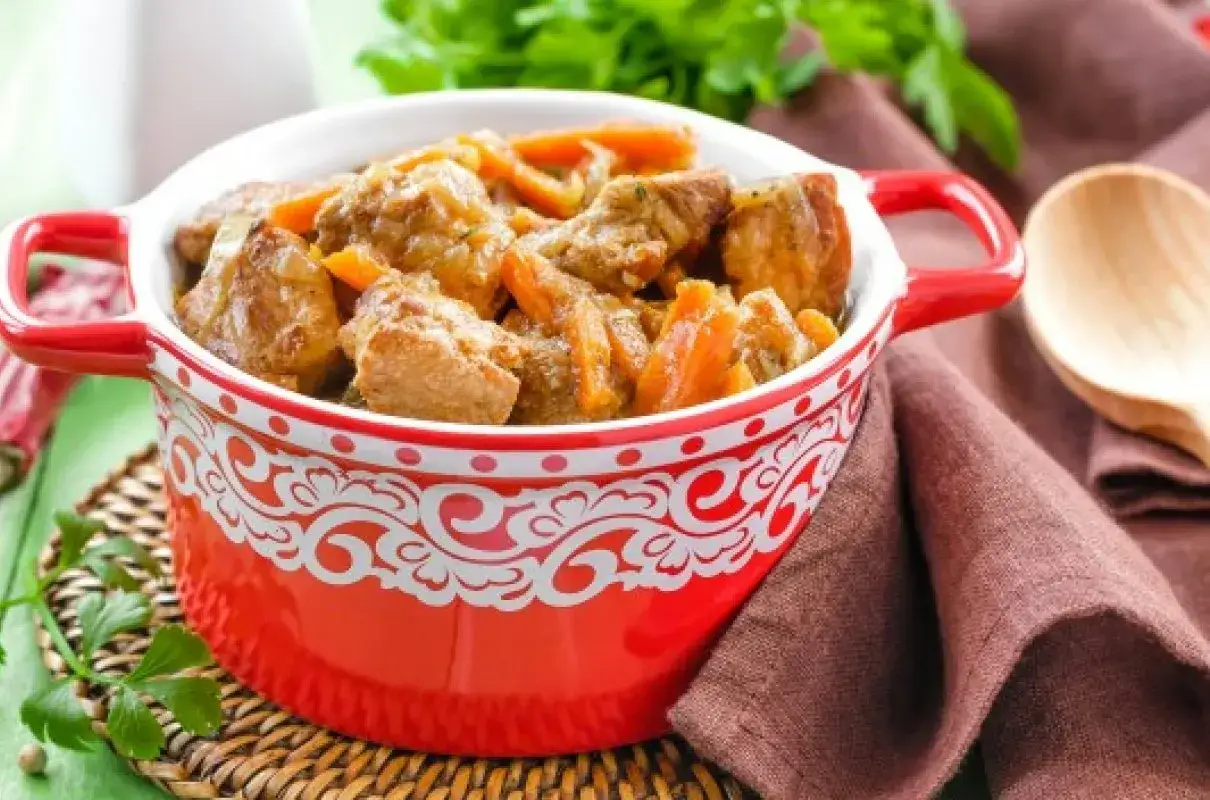 Jakie przyprawy do gulaszu wieprzowego, aby wydobyć pełnię smaku?