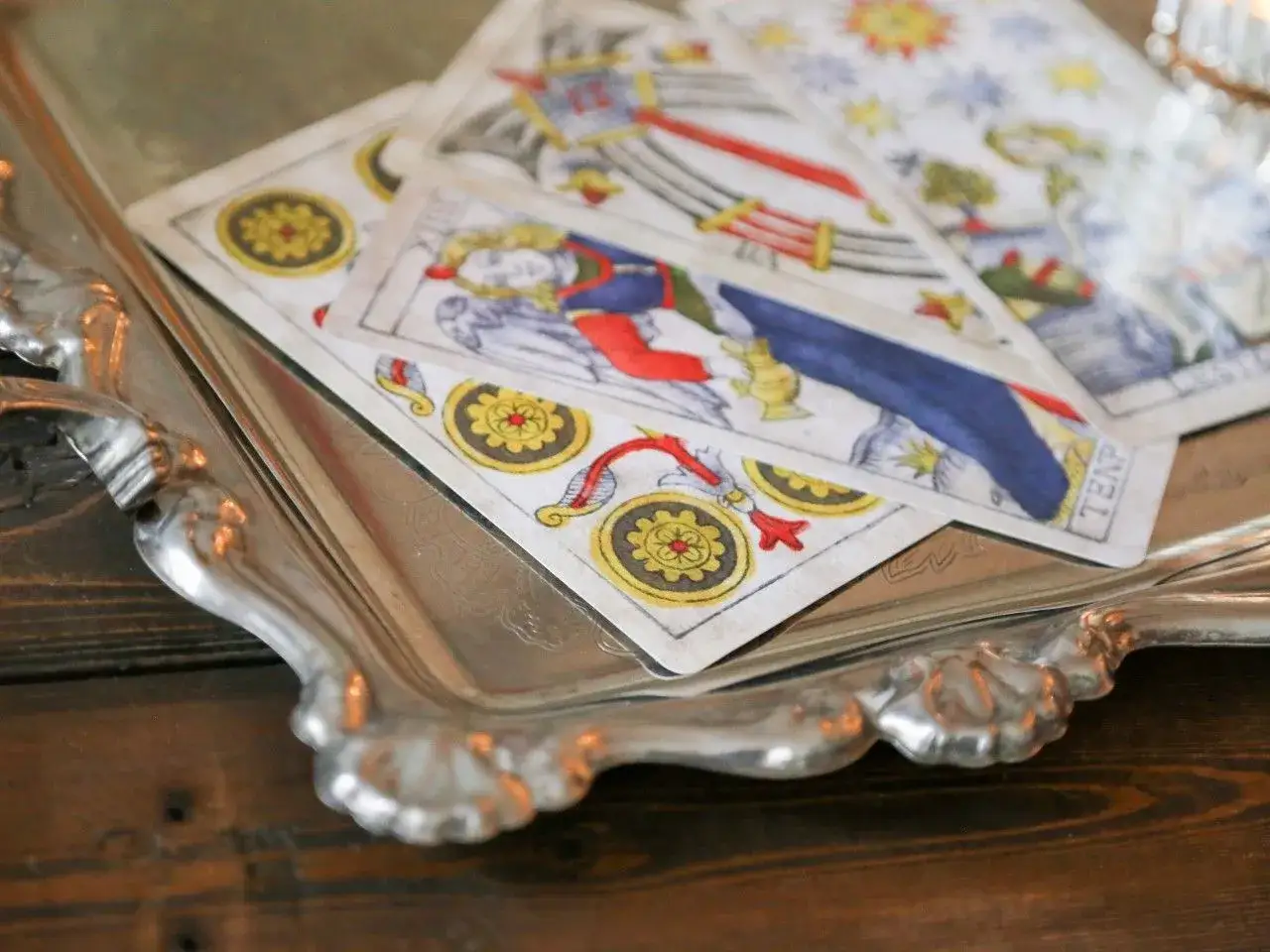 Jakie karty tarota dla początkujących: wybierz najlepszą talię dla siebie